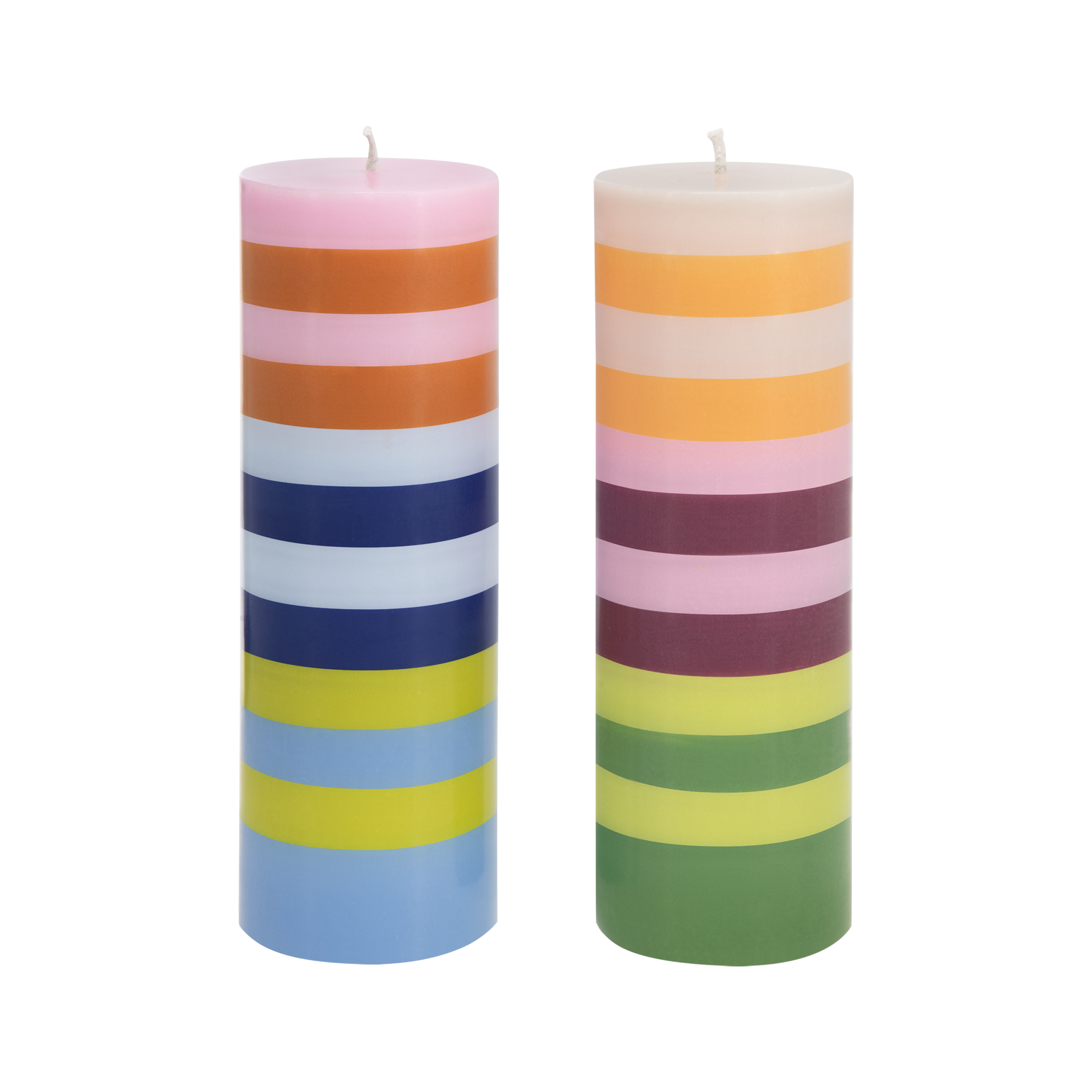Due candele cilindriche multistrato affiancate. A sinistra: strisce orizzontali in rosa tenue, marrone ruggine, blu chiaro e scuro, giallo-verde. A destra: crema, arancione, rosa, rosso bordeaux, giallo-verde, verde scuro.