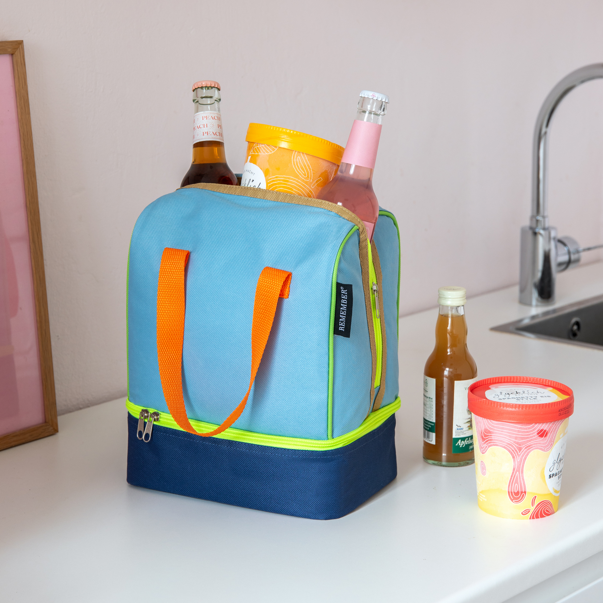 Rechteckige Lunch-Kühltasche 'Nick' in blau mit Tragegriffen. Zwei Fächer mit Reißverschluss und farbigen Akzenten in gelb und orange.
