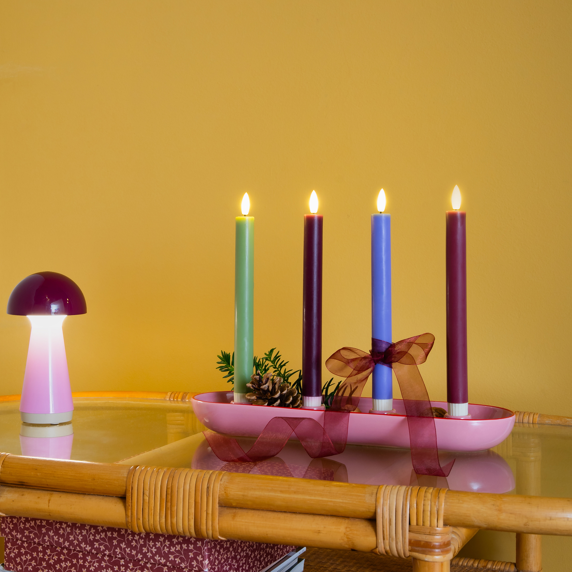 Portacandele ovale rosato in ceramica dolomitica con 4 candele: 1) verde chiaro sopra/rosso vino sotto; 2) verde oliva sopra/verde lime sotto; 3) arancione sopra/blu scuro sotto; 4) verde chiaro sopra/rosso corallo sotto.