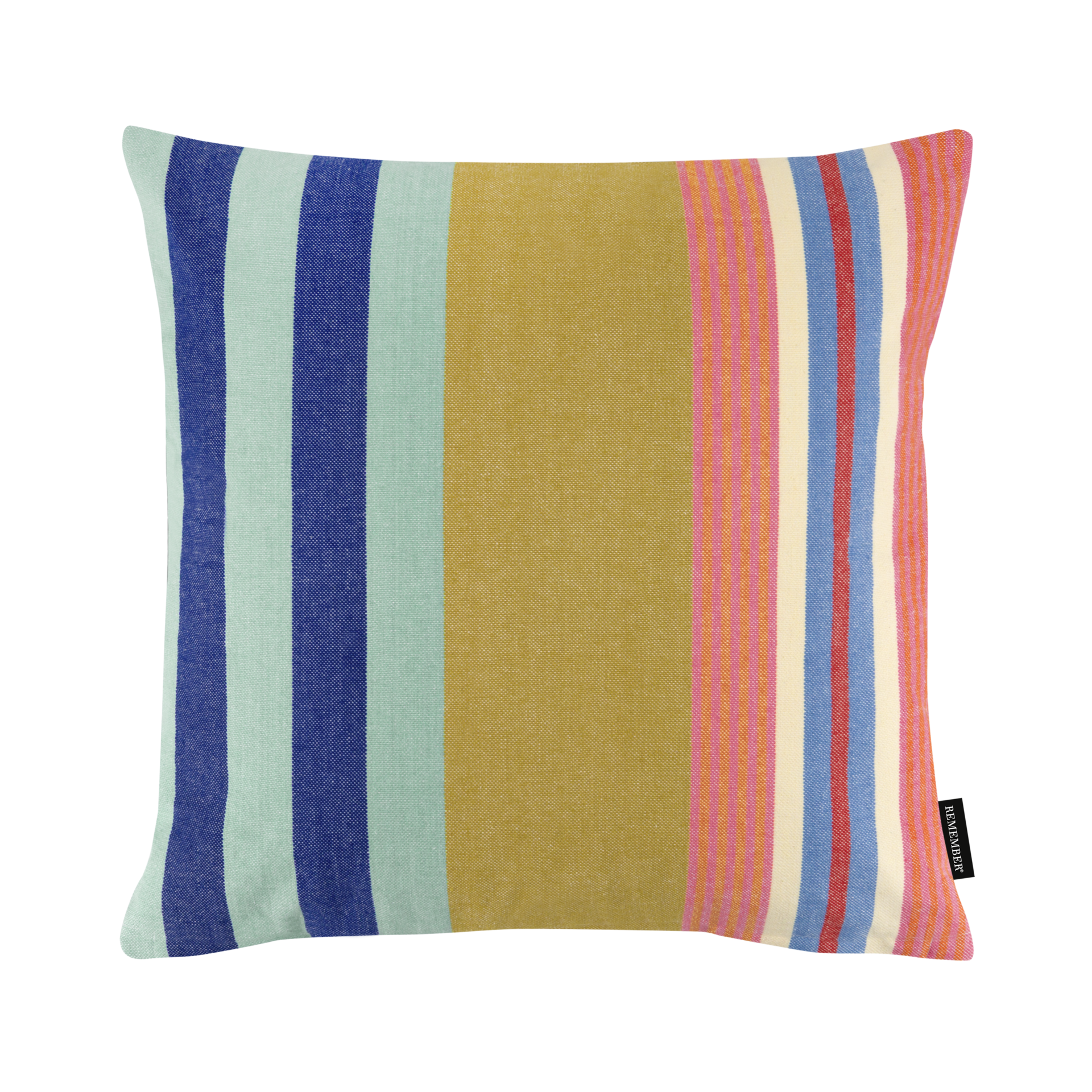 Quadratisches Baumwoll-Kissen 'Belize' mit bunten Streifen. Links blau-türkis, mittig senfgelb, rechts rosa-rot-blau. Ein kleines, schwarzes Etikett befindet sich unten rechts.
