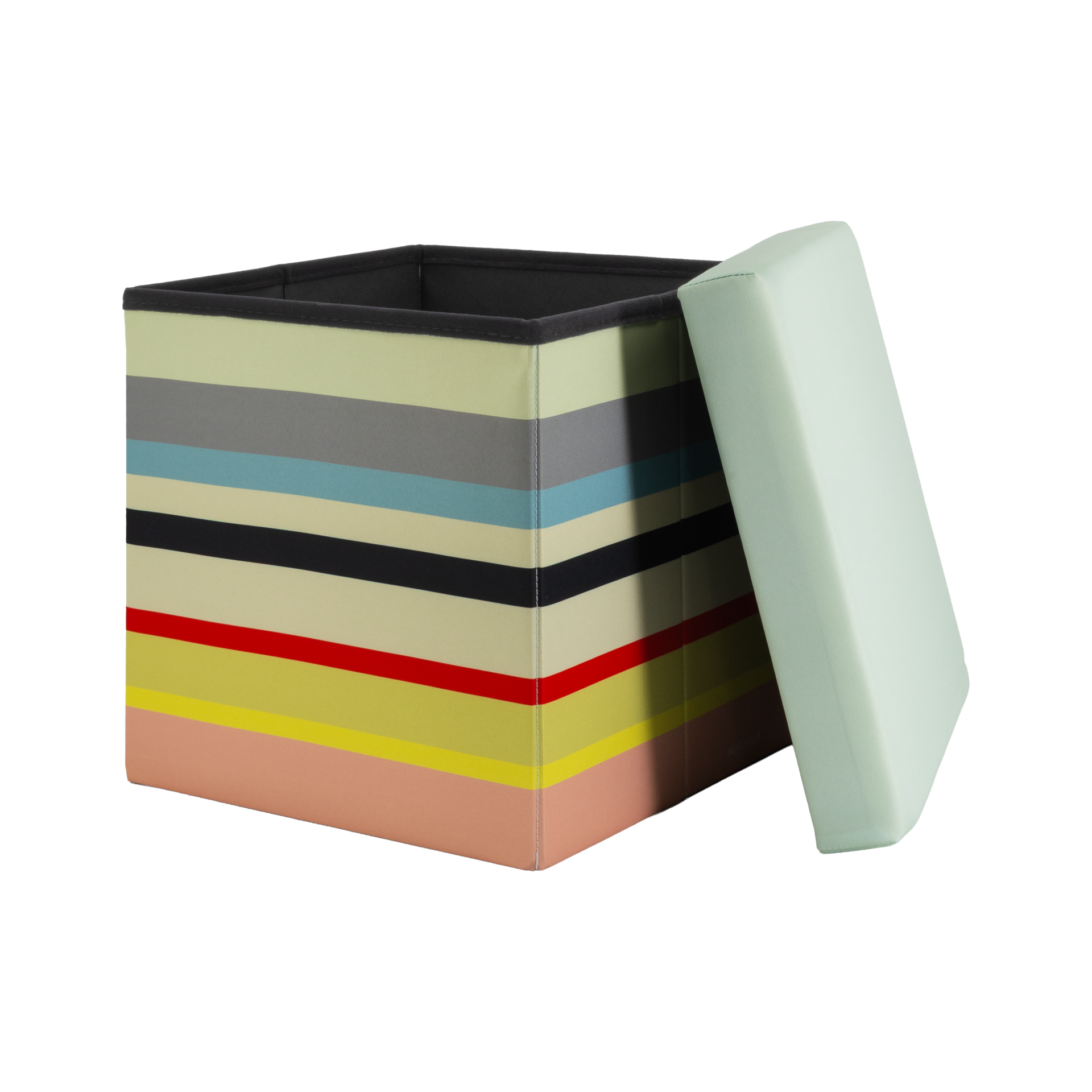 Boîte-siège carrée ornée de rayures horizontales colorées. Le couvercle rembourré, d'un vert clair, est posé en biais et laisse entrevoir le compartiment intérieur sombre. Offre un siège confortable et un espace de rangement.