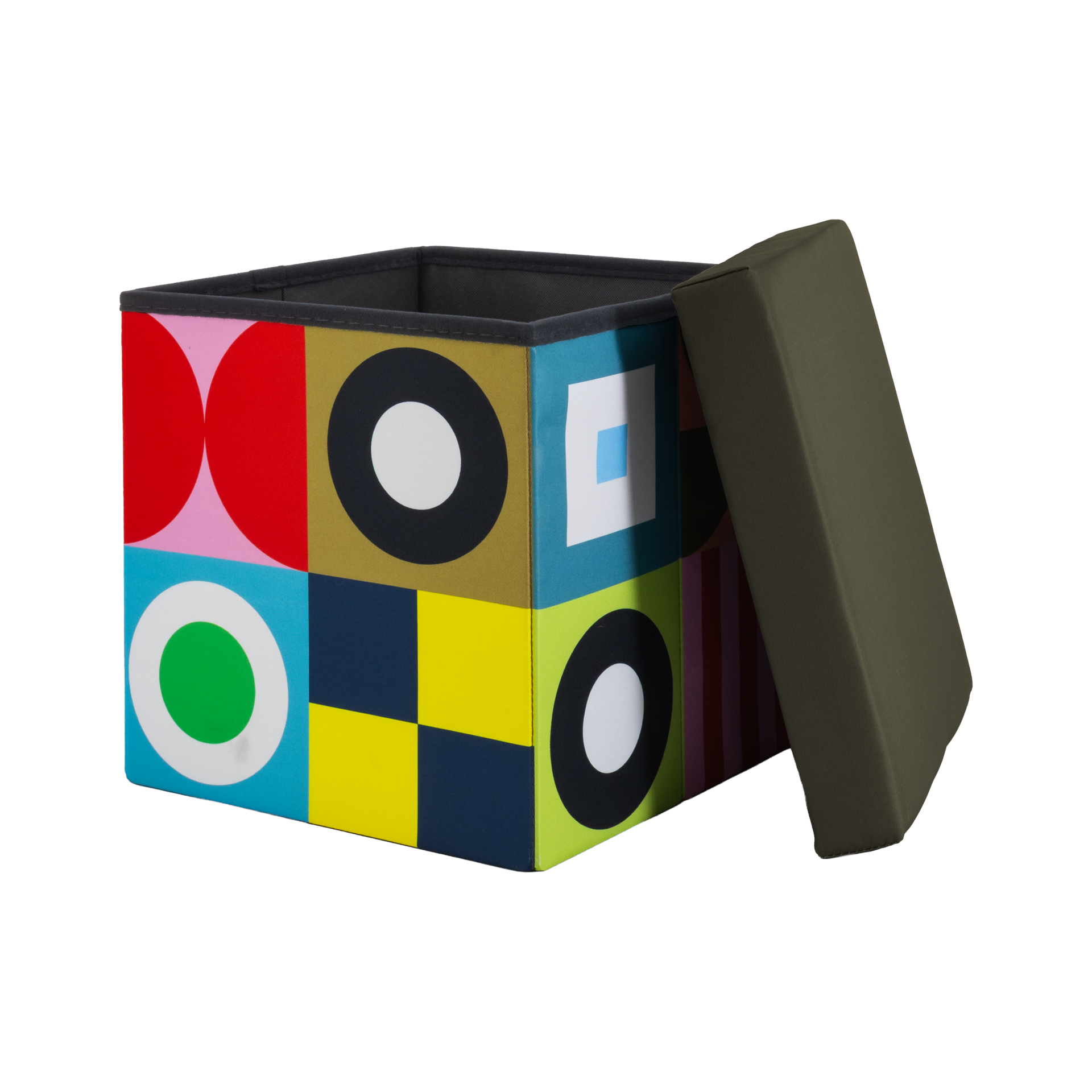 Boîte-siège carrée colorée avec couvercle ouvert vert olive. Côtés extérieurs à motifs géométriques : grands cercles rouges, bleus, verts, anneaux noirs, carrés jaunes et bleu foncé, surfaces rayées type signaux. Intérieur gris foncé.