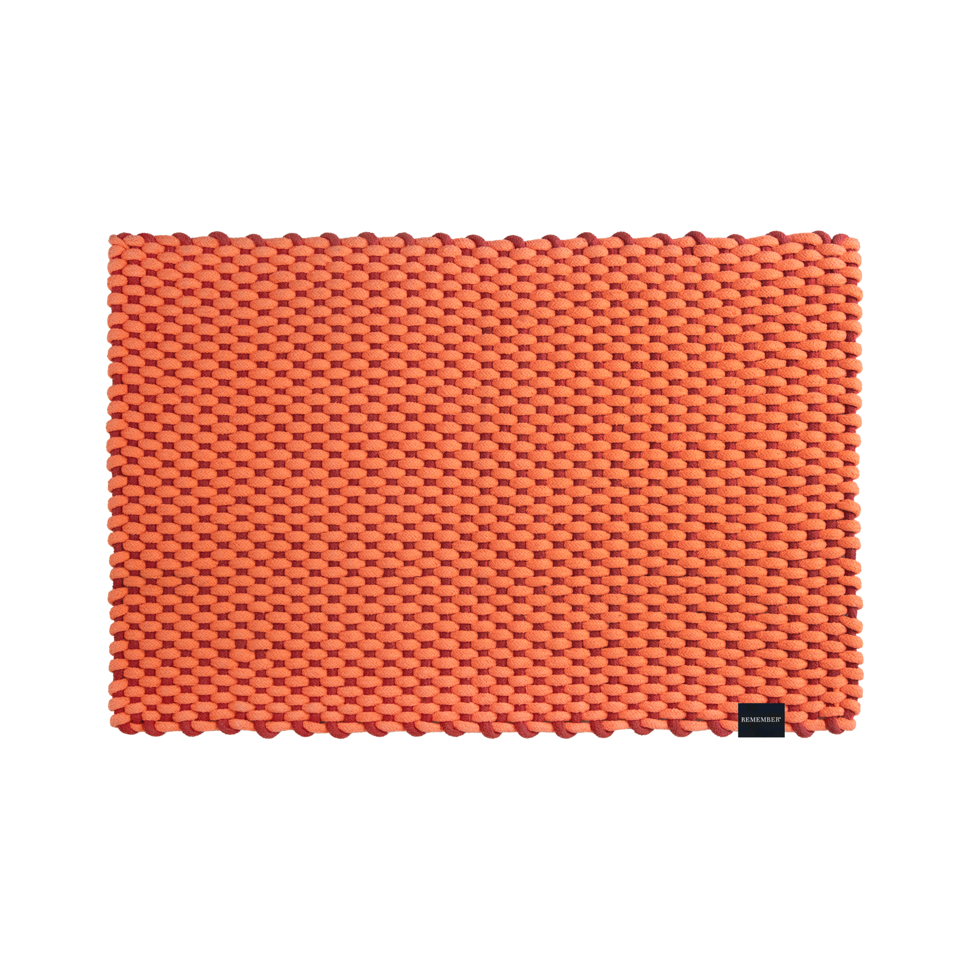 Handgewebte Fußmatte 'Lida' in Coral. Das geometrische Webmuster besteht aus harmonisch abgestimmten Koralle und Rotorange Tönen. Rechteckige Form.