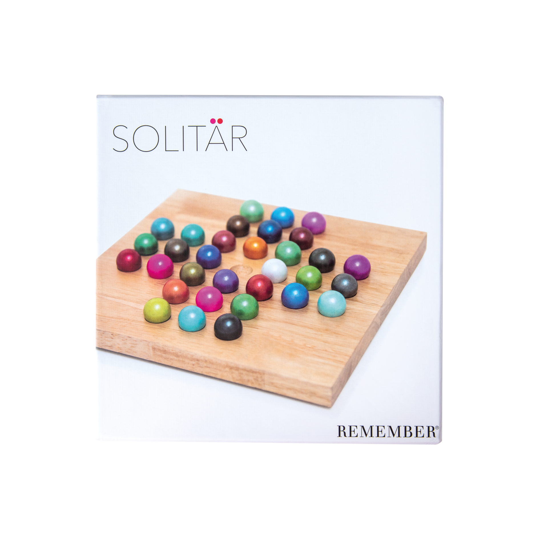 Un jeu de solitaire avec des billes de verre colorées sur un plateau en bois. Les billes sont disposées en différentes couleurs.