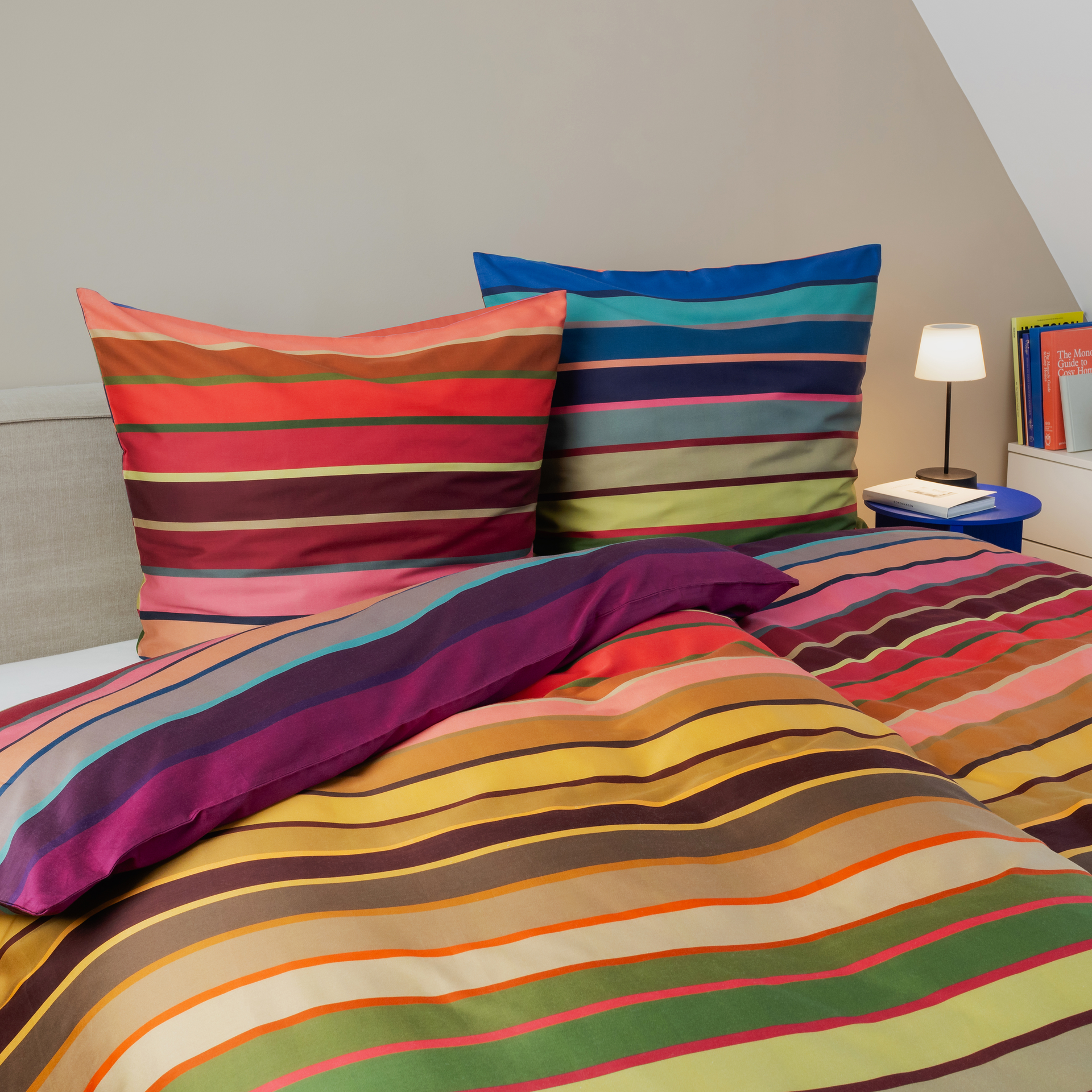 Mako-Satin Bettwäsche 'Ascona' (155x220 cm) mit Streifen in Rot-, Grün- und Brauntönen, bestehend aus Bettbezug und zwei Kissenbezügen.