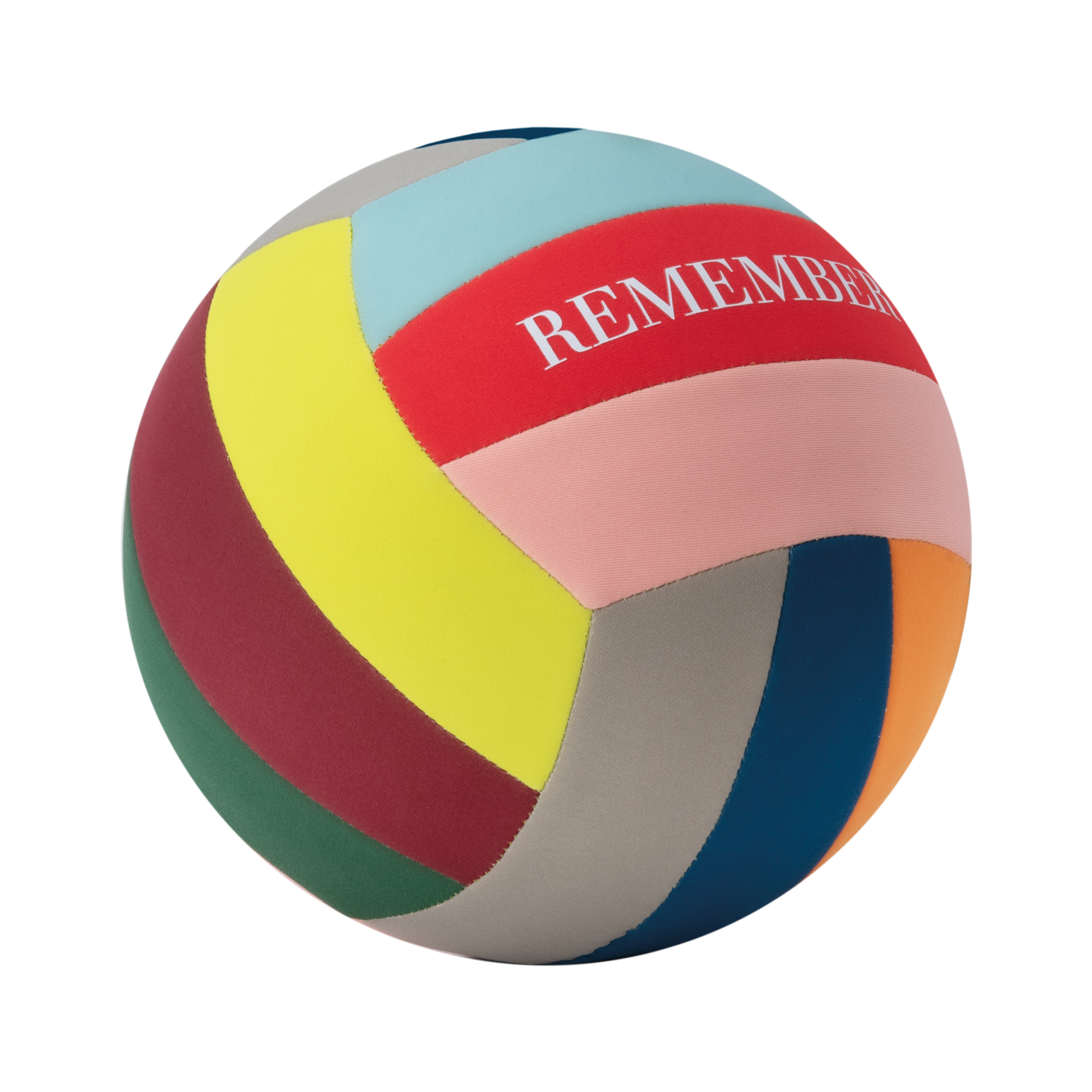 Ein runder Freizeit-Ball in Volleyball-Größe, zusammengesetzt aus bunten Segmenten, mit dem Schriftzug "REMEMBER" auf einem roten Segment.