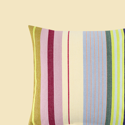 Kissen mit vertikalen Streifen in Gelb, Rosa, Rot, Beige, Blau, Grün und Navy.