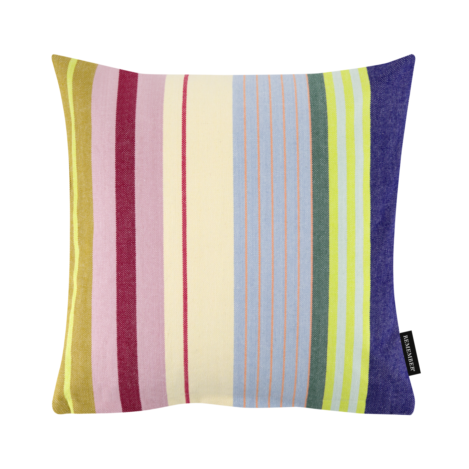 Quadratisches Baumwoll-Kissen 'Barbados' mit bunten, vertikalen Streifen in Gelb, Rosa, Blau und Violett. Ein kleines, schwarzes Logoetikett ist sichtbar.