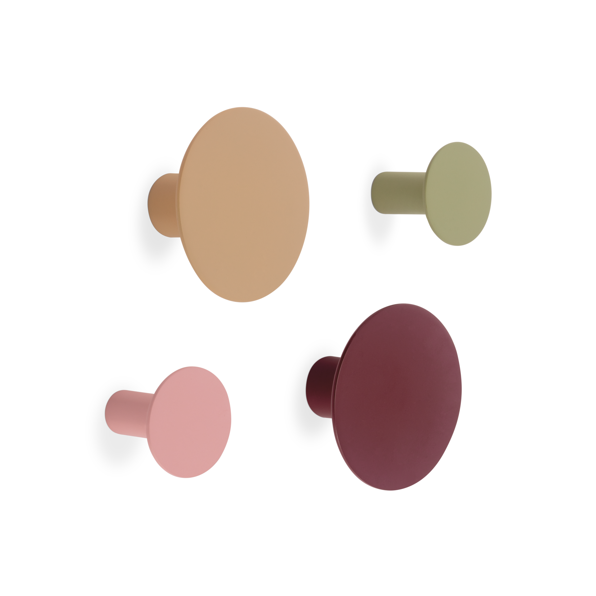 Vier runde Wandhaken in Beige, Olivgrün, Altrosa und Weinrot, je zwei in großer und kleiner Ausführung, auf weißem Hintergrund.