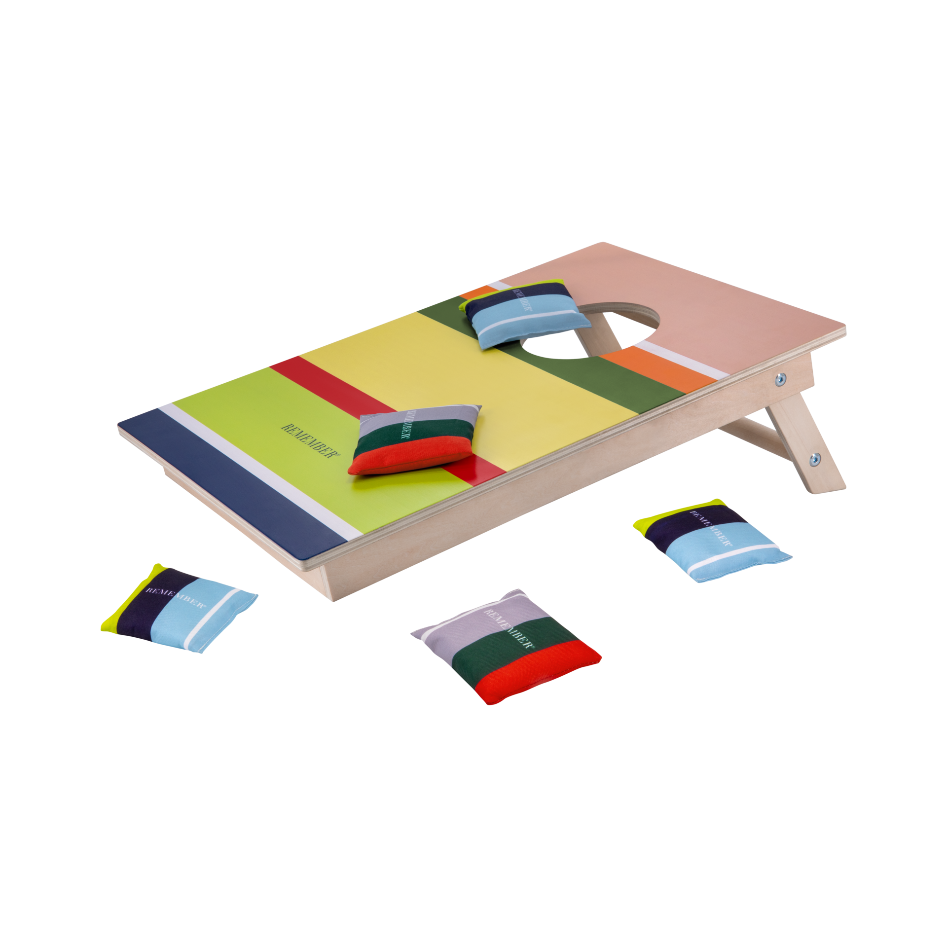 Ein Cornhole-Spielbrett mit farbigen Feldern und Loch, umgeben von Wurfsäckchen in verschiedenen Farben.