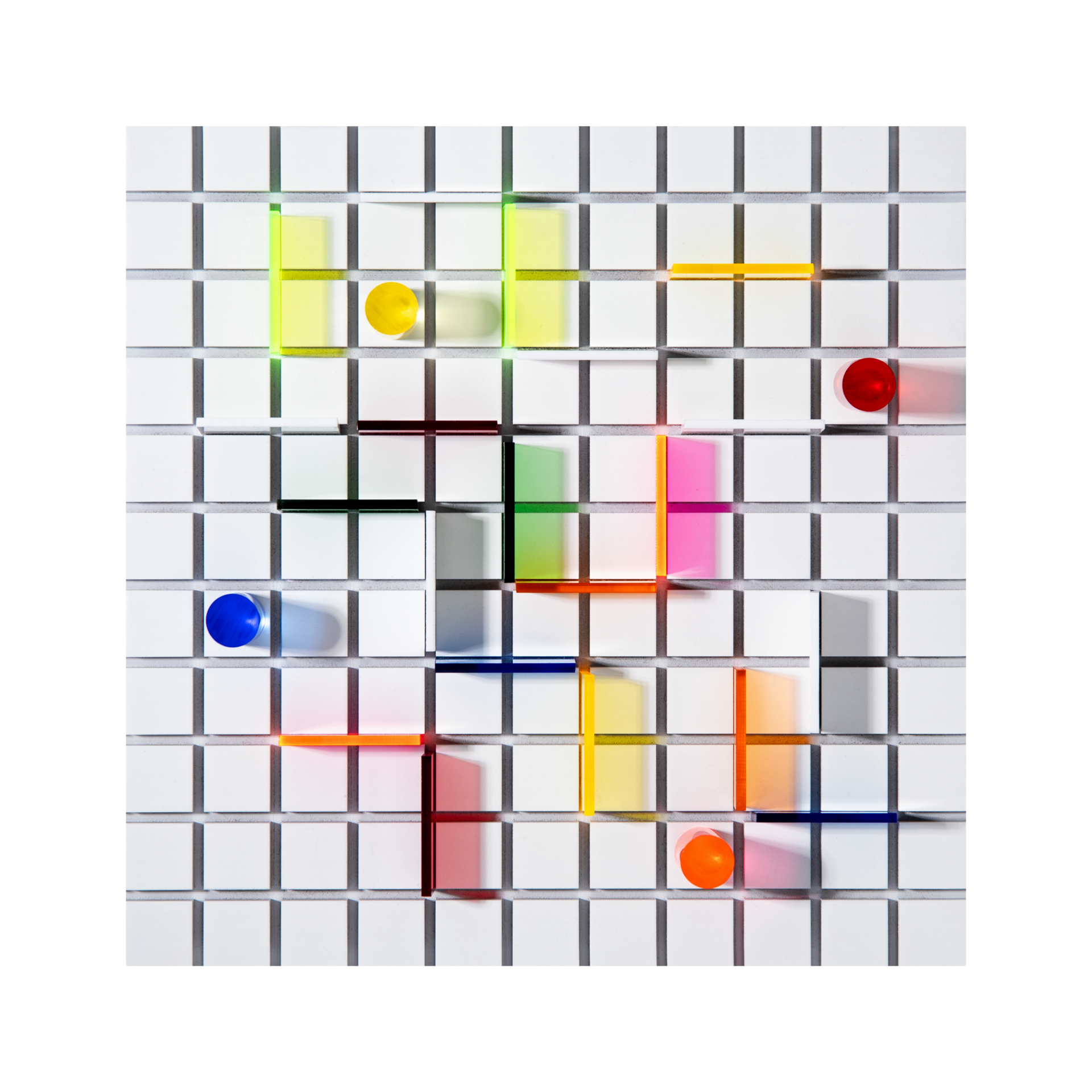 Draufsicht auf PASO Spielbrett mit farbigen Hindernissen und Spielfiguren auf weißen Feldern. Strategisches Brettspiel mit bunten Akzenten.