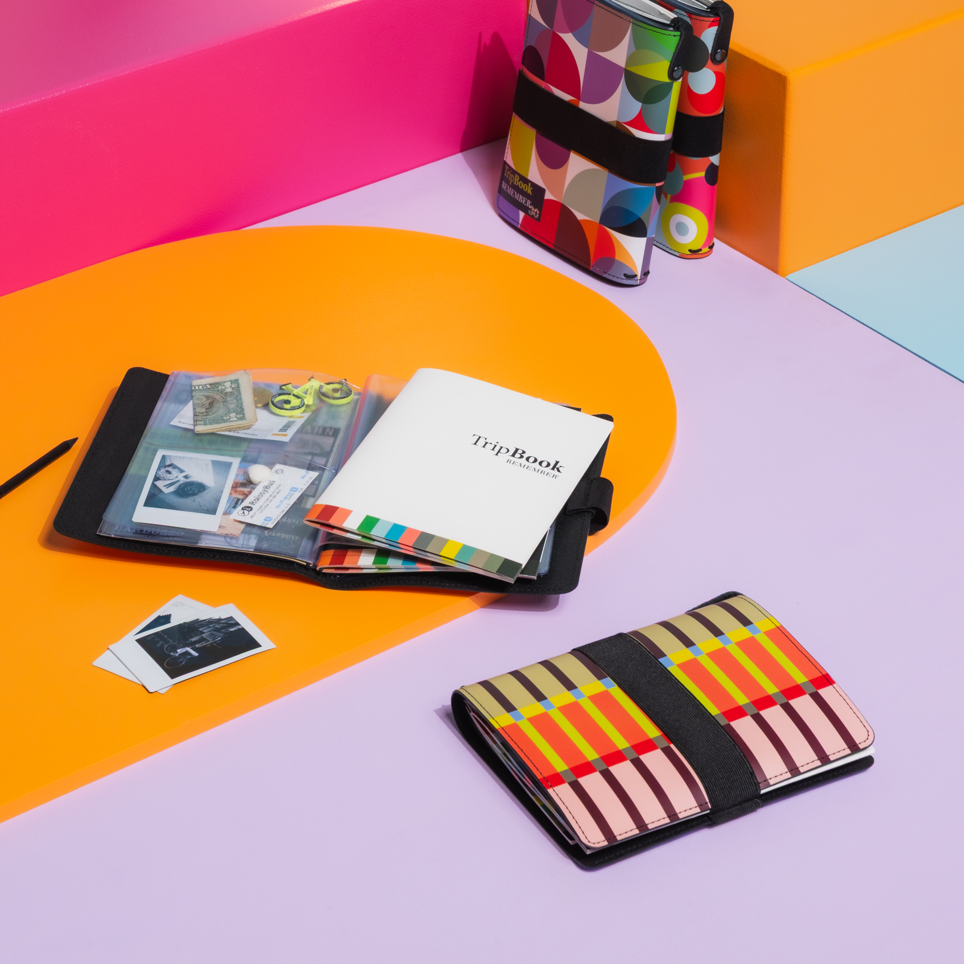 Ein TripBook Kaido 'Remember 30' mit horizontalen Farbstreifen und einem schwarzen Gummiband. Links unten ist eine blaue Sprechblase mit der Zahl 30 zu sehen.