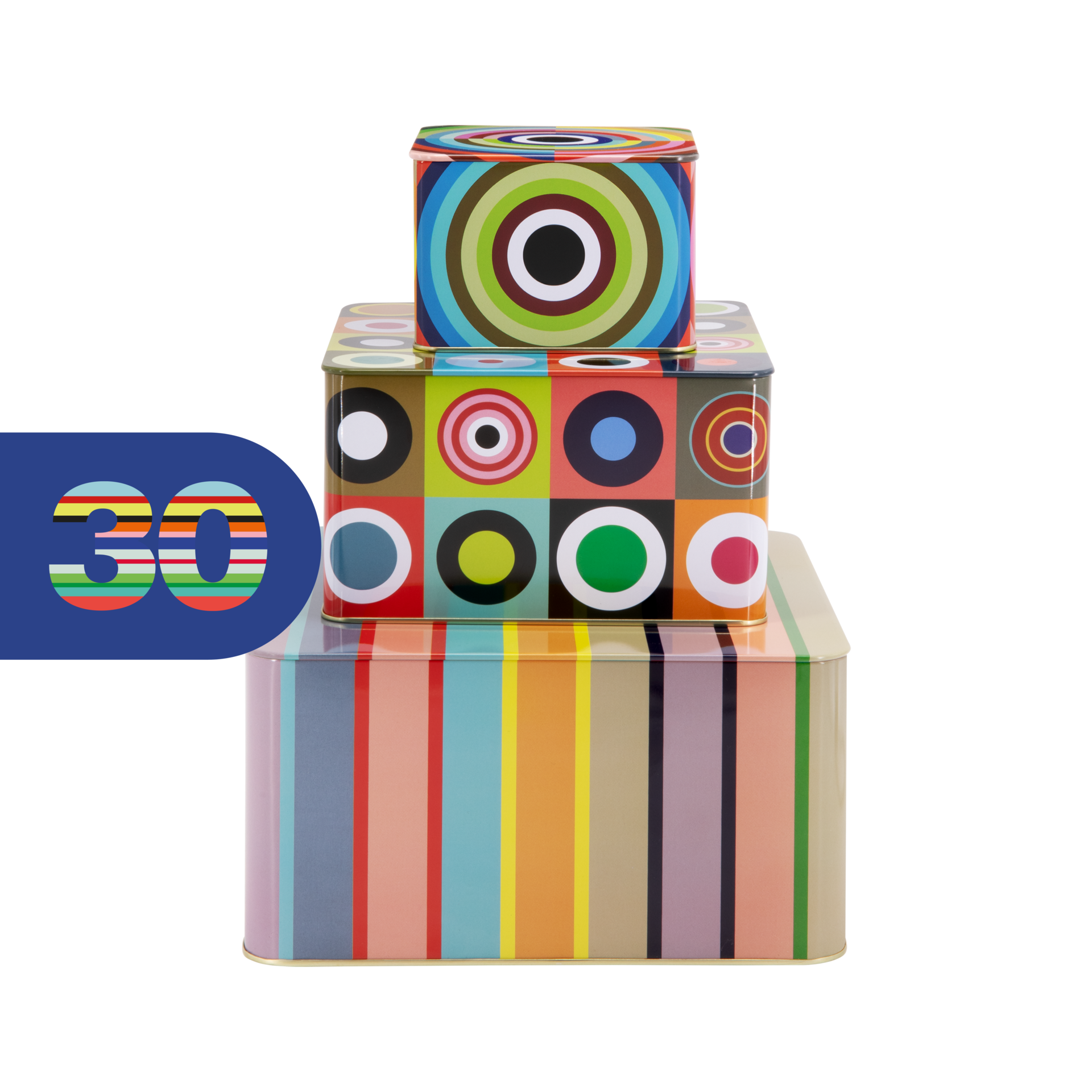Trois boîtes en fer-blanc décoratives sont empilées. La plus grande a des rayures verticales colorées. Celle du milieu a des carrés et des cercles concentriques multicolores. En haut, la plus petite a un motif similaire. « 30 » à gauche.