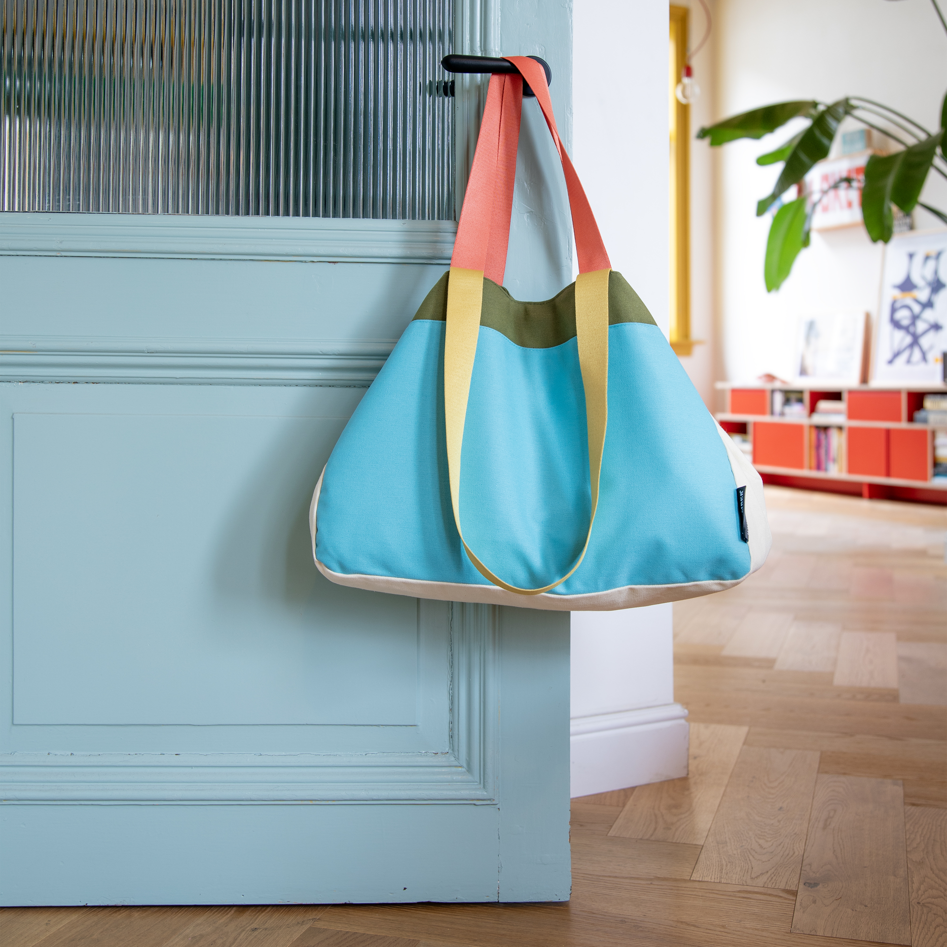 Freigestellte Canvas Tasche 'Luca' in Blau, Grün, Beige, Gelb und Orange mit kurzer Pouch.