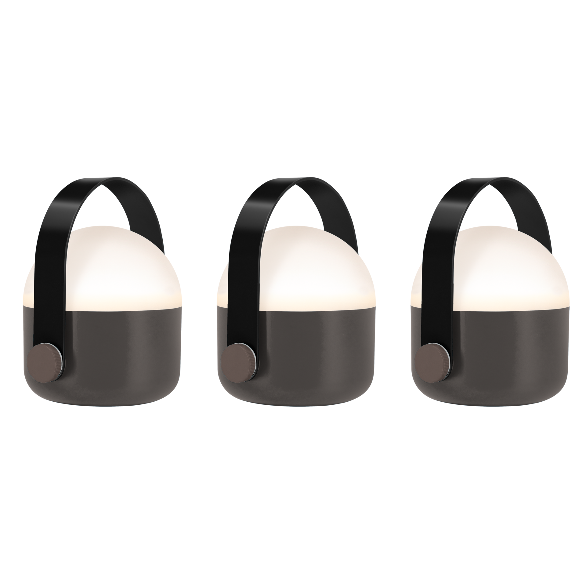 Drei identische schwarze, akkubetriebene LED-Leuchten mit Tragegriff, nebeneinander. Jeweils zylindrischer dunkelgrauer Sockel und halbkugelförmiger milchig-weißer Diffusor mit warmweißem Licht. Seitlich ein runder brauner Knopf. Modern und kompakt.