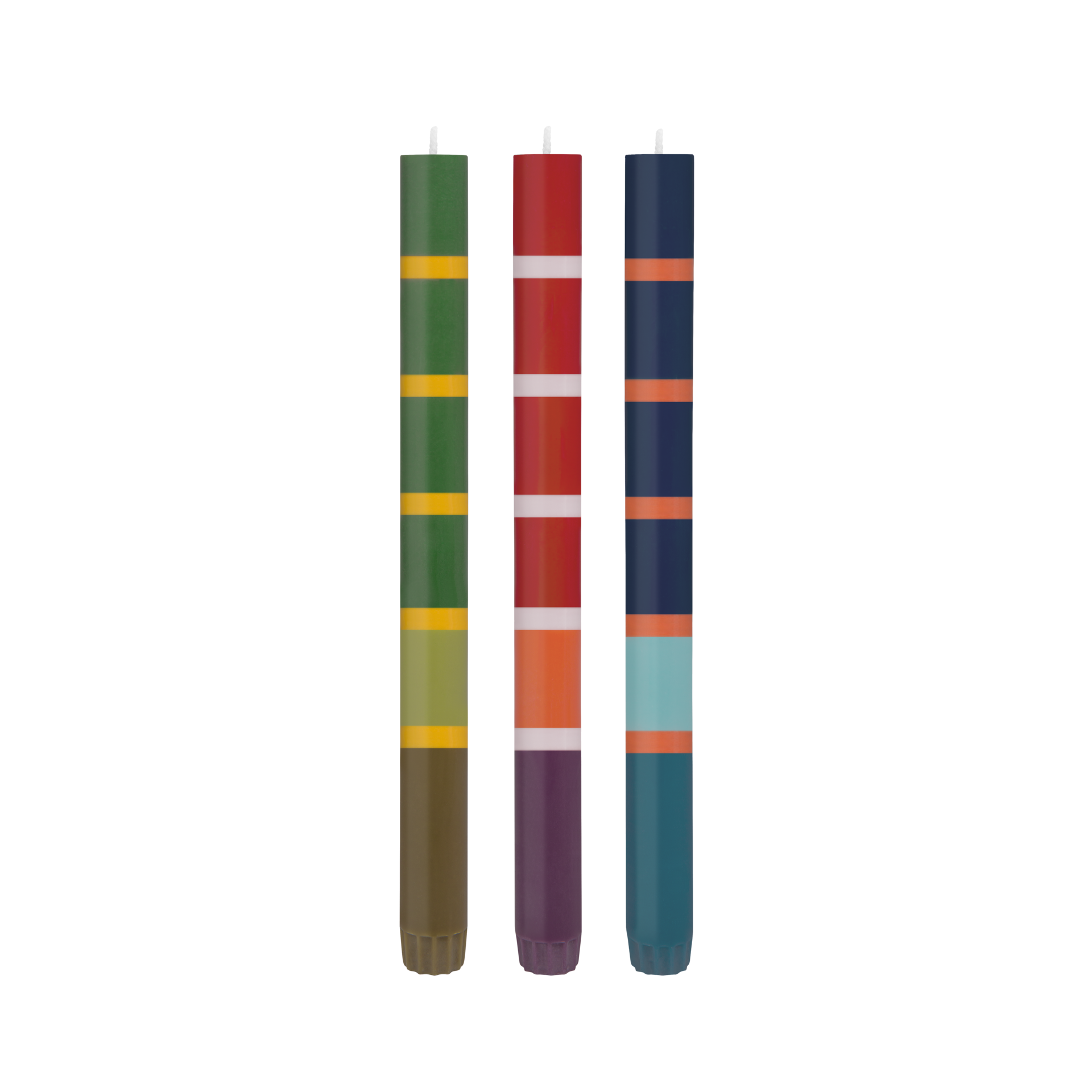 Drei farbenfrohe Stabkerzen aus dem Set „Toronto“ stehen aufrecht. Jede Kerze zeigt ein handgefertigtes Color-Blocking-Design aus veganem Stearinwachs: links grün mit gelben Streifen, mittig rot-weiß-orange, rechts dunkelblau mit orange und hellblau.