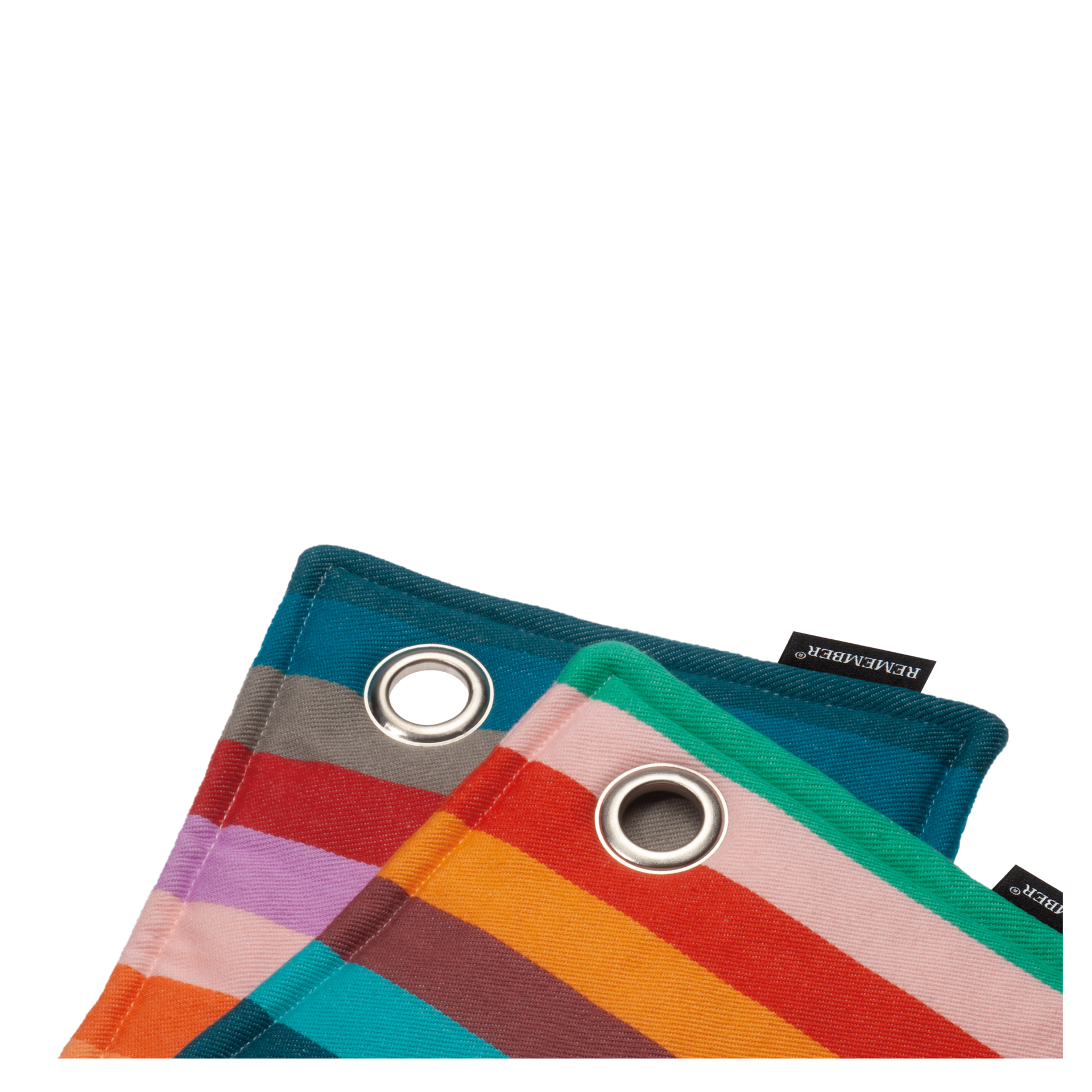 Zwei Topflappen im Detail: einer gestreift in bunten Farben, der andere einfarbig türkis mit Aufhängeöse und Textiletikett.