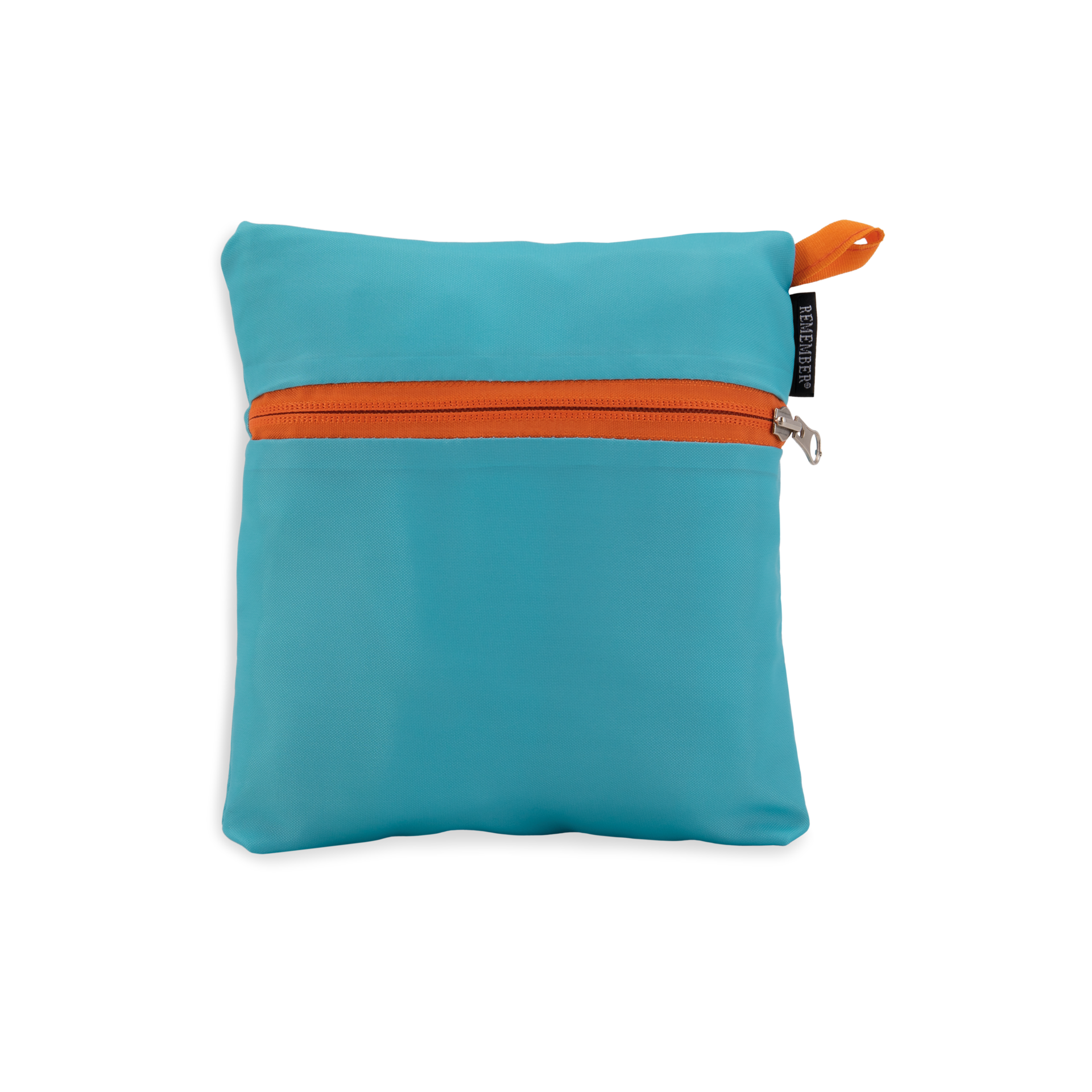 Zusammengefaltete, türkisfarbene Reisetasche 'Tom' mit orangefarbenem Reißverschluss und Schlaufe, liegend auf weißem Hintergrund.
