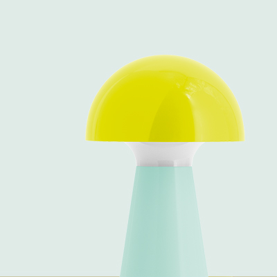 Helle Lampe mit gelbem Schirm, weißem Mittelteil und türkisfarbenem, konischem Fuß. Minimalistisches Design vor hellblauem Hintergrund.