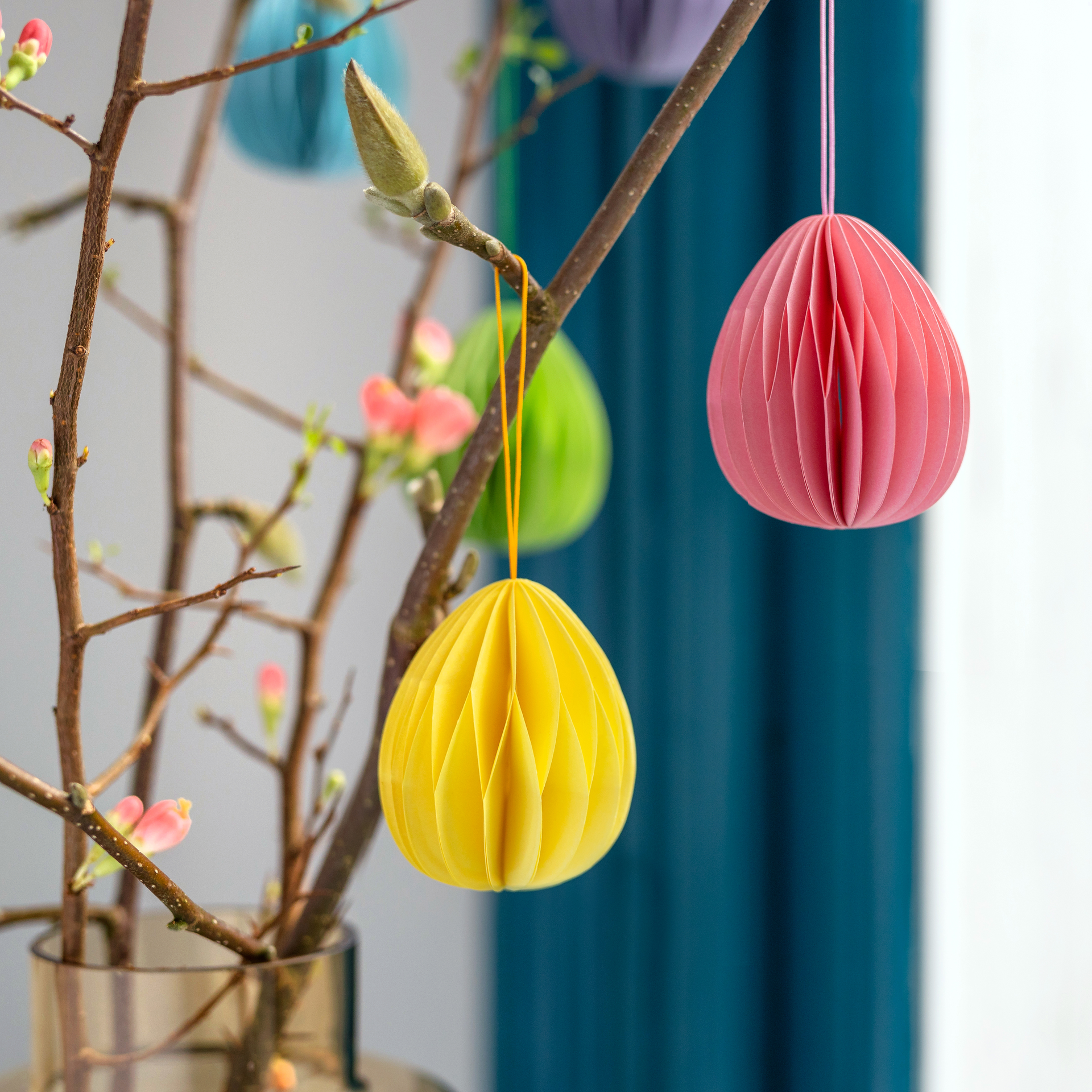 Sechs ovale Baumschmuck Anhänger in den Farben Grün, Lila, Gelb, Blau, Braun und Rosa mit Schlaufen zum Aufhängen.