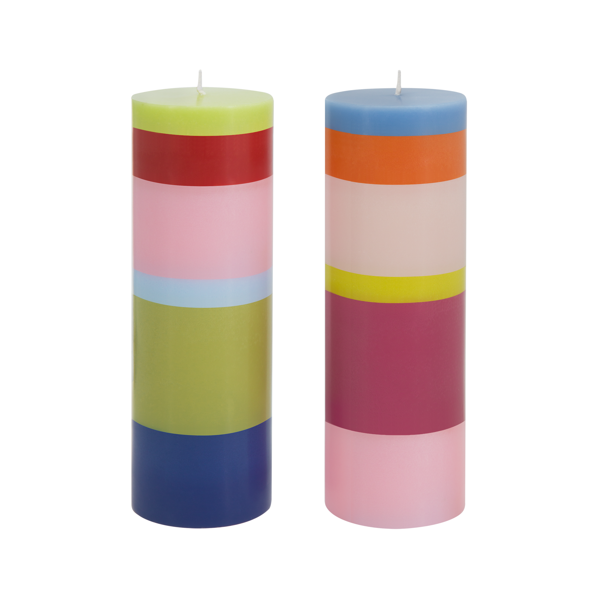 Lot de deux grandes bougies cylindriques, chacune avec six couches horizontales. À gauche : vert citron, rouge, rose clair, bleu clair, vert olive, bleu foncé. À droite : bleu clair, orange, beige, jaune, magenta, rose clair.