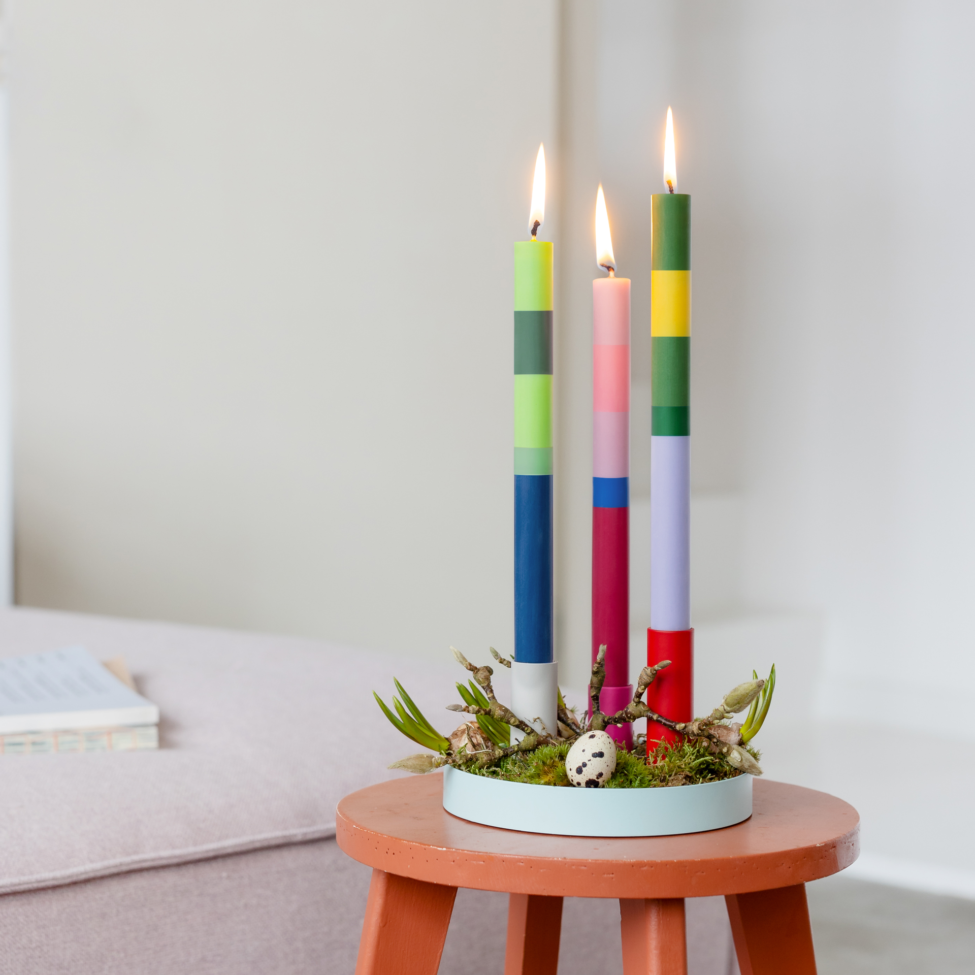 Drei Stabkerzen aus dem 'Milano' Set in Color-Blocking-Optik. Die Farben sind Lila-Rot, Grün-Gelb und Limette-Blau. Die Kerzen sind nebeneinander vor einem weißen Hintergrund platziert.