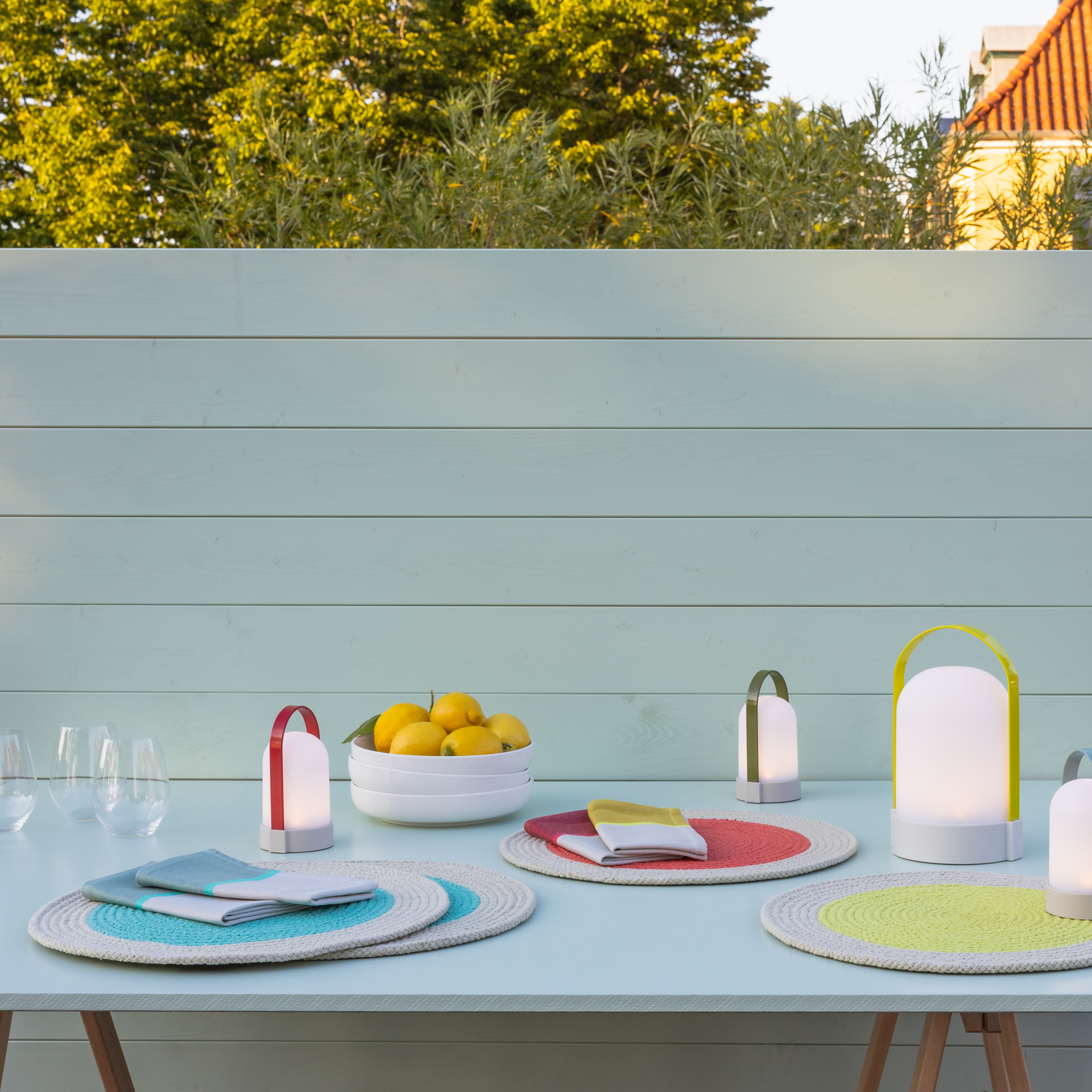 Zwei runde, geflochtene Tischsets aus Baumwolle in Mint und Beige liegen übereinander. Die Farbe Mint ist jeweils in der Mitte der Tischsets.