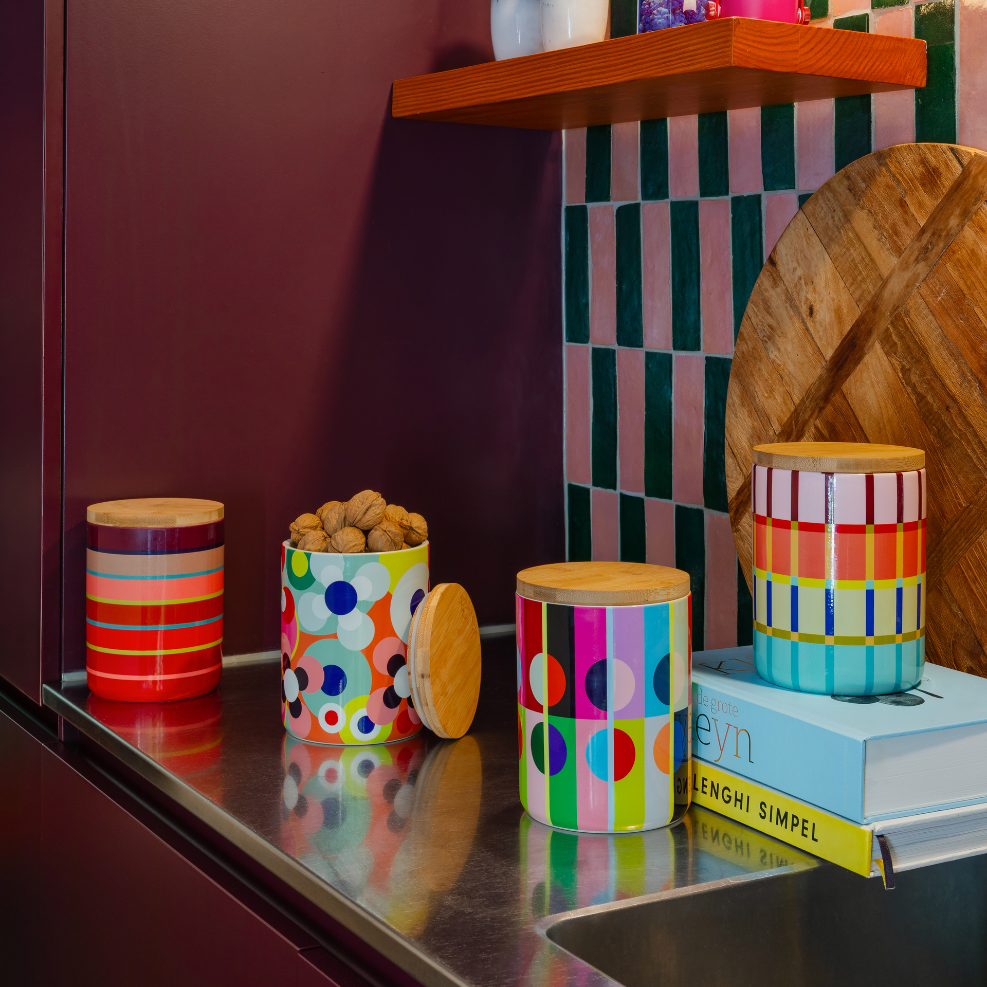 Boîte en céramique « REMEMBER 30 » ornée de rayures colorées en rouge, orange, marron, beige et turquoise, avec un couvercle en bambou clair. Récipient en grès à fermeture hermétique pour une cuisine bien rangée, idéal pour les pâtes, le café, etc.