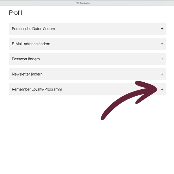 Profilseite mit fünf Optionen: „Persönliche Daten ändern“, „E-Mail-Adresse ändern“, „Passwort ändern“, „Newsletter ändern“ und „Remember Loyalty-Programm“. Ein dunkelroter Pfeil zeigt auf das Plus-Symbol neben „Remember Loyalty-Programm“ zur Verwaltung.